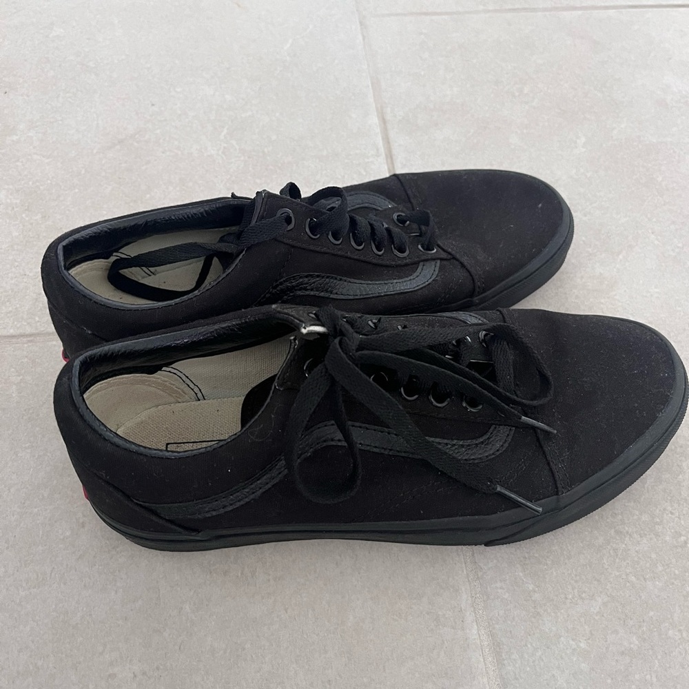 VANS SNEAKERS. SIZE 8 (MEN) 9.5 (WOMEN) in immaculate condition. O